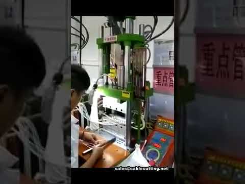 小型射出成型機精準成型白色USB線材