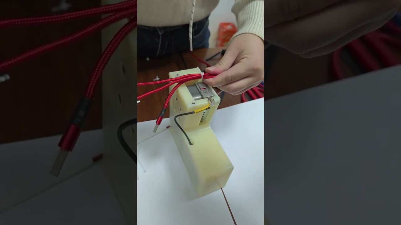 桌上型自動束線帶工具，可直接在您的電路板上收緊和剪斷自訂或標準束線帶